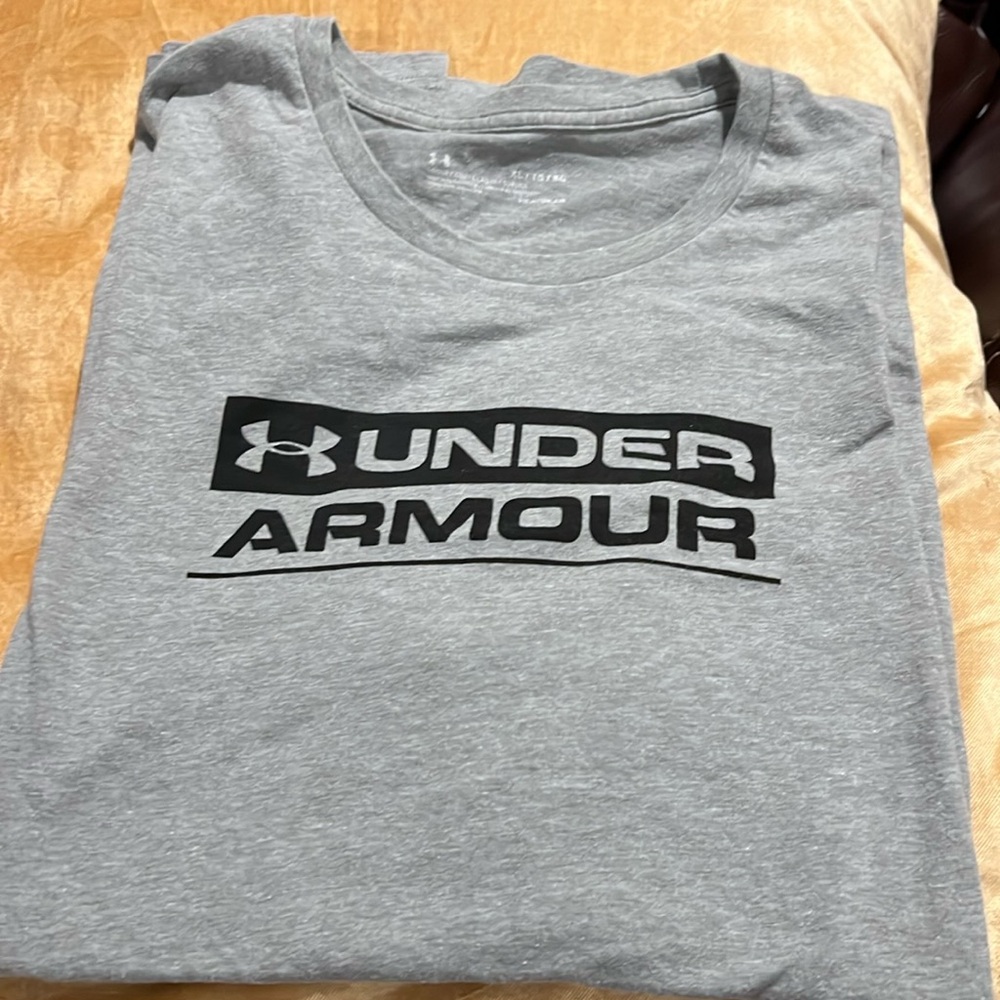 Under Armour Men’s XL short sleeve shirt